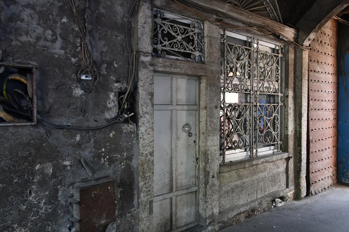 Entrance to the Büyük Valide Han courtyard